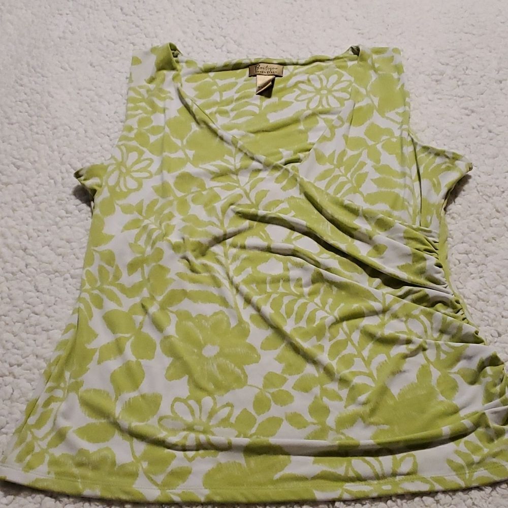 BOUTIQUE ESSENTIALS SLEEVELESS TOP